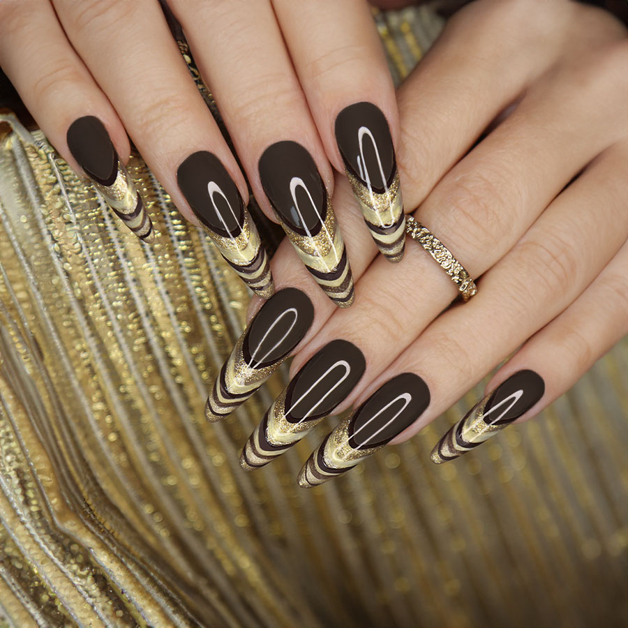 THE NAIL LOUNGE